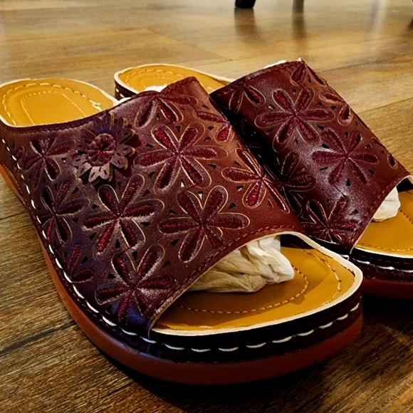 Size 7 Sandals - Never Worn - Picture 1 of 6